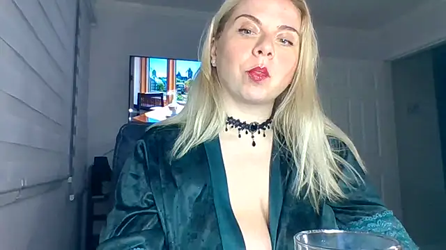 Snapshot of HappyIva chatting on October 23, 1:15 am HappyIva online show from October 23, 1:15 am