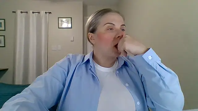 Snapshot of HappyIva chatting on October 26, 10:43 pm HappyIva online show from October 26, 10:43 pm