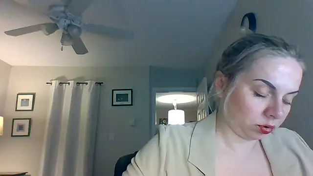 Snapshot of HappyIva chatting on November 13, 3:54 am HappyIva online show from November 13, 3:54 am