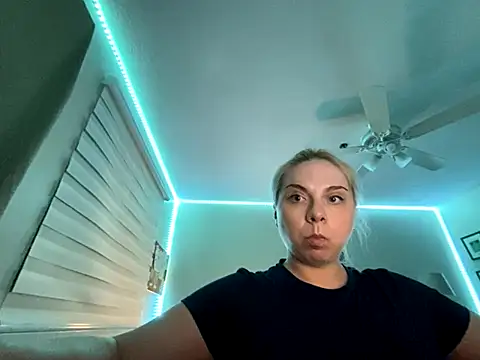 Snapshot of HappyIva chatting on November 27, 8:04 am HappyIva online show from November 27, 8:04 am