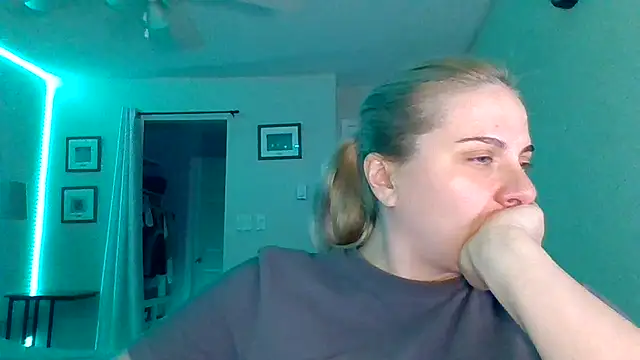 Snapshot of HappyIva chatting on November 12, 1:21 am HappyIva online show from November 12, 1:21 am