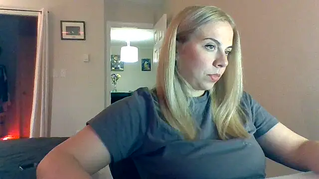 Snapshot of HappyIva chatting on November 2, 4:06 am HappyIva online show from November 2, 4:06 am