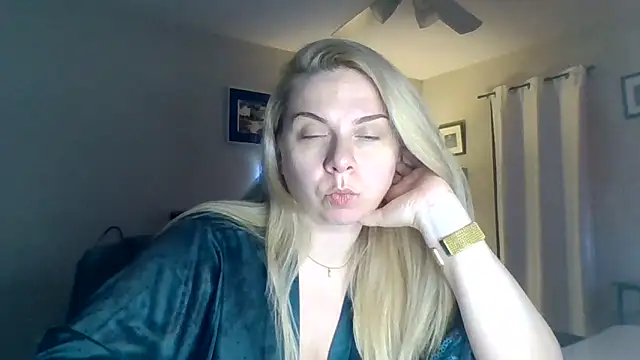 Snapshot of HappyIva chatting on December 3, 11:14 pm HappyIva online show from December 3, 11:14 pm