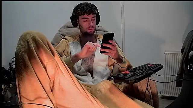 Snapshot of onesieboyx chatting on January 10, 12:26 pm onesieboyx online show from January 10, 12:26 pm