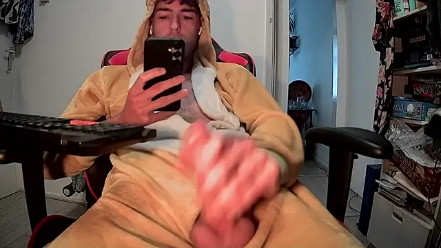 Snapshot of onesieboyx chatting on October 14, 2:17 pm onesieboyx online show from October 14, 2:17 pm