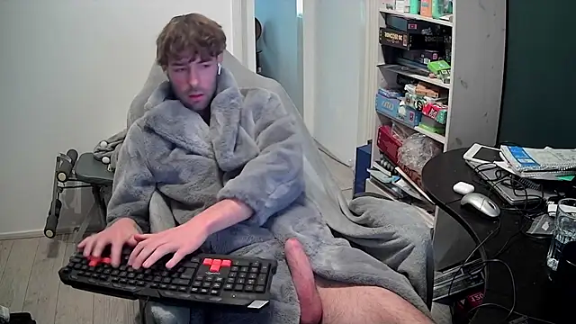 Snapshot of onesieboyx chatting on December 5, 12:26 pm onesieboyx online show from December 5, 12:26 pm