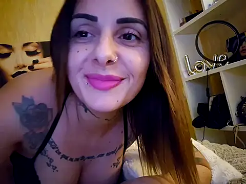 brune caliente online show from February 9, 8:45 pm