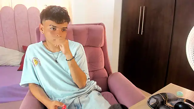 Snapshot of angelyoung18 chatting on March 12, 7:36 pm angelyoung18 online show from March 12, 7:36 pm