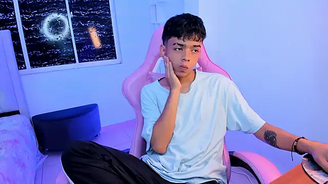 Snapshot of angelyoung18 chatting on February 18, 8:14 pm angelyoung18 online show from February 18, 8:14 pm