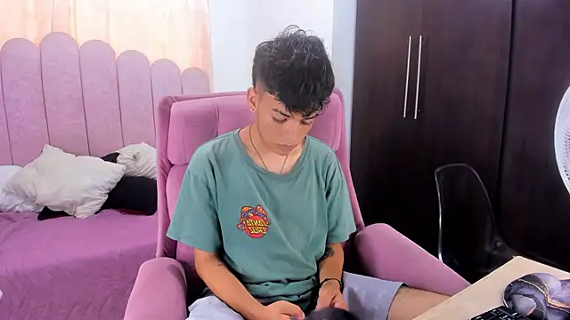 Snapshot of angelyoung18 chatting on March 18, 8:16 pm angelyoung18 online show from March 18, 8:16 pm