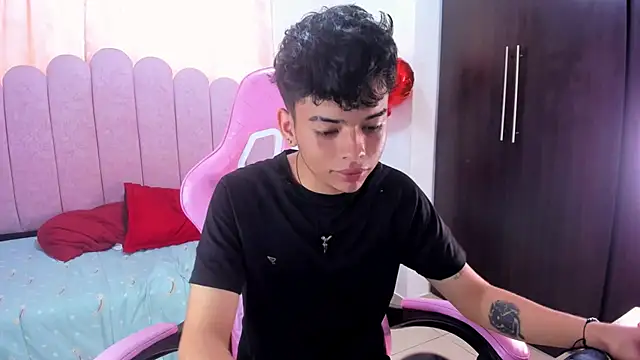 Snapshot of angelyoung18 chatting on March 6, 7:43 pm angelyoung18 online show from March 6, 7:43 pm