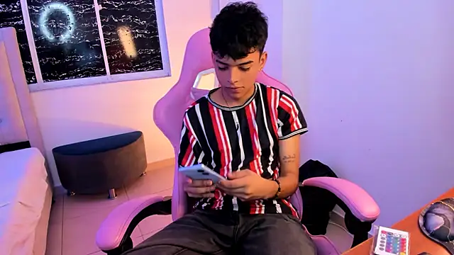 Snapshot of angelyoung18 chatting on February 11, 7:38 pm angelyoung18 online show from February 11, 7:38 pm