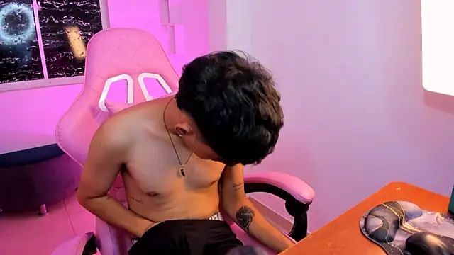 Snapshot of angelyoung18 chatting on February 19, 10:42 pm angelyoung18 online show from February 19, 10:42 pm