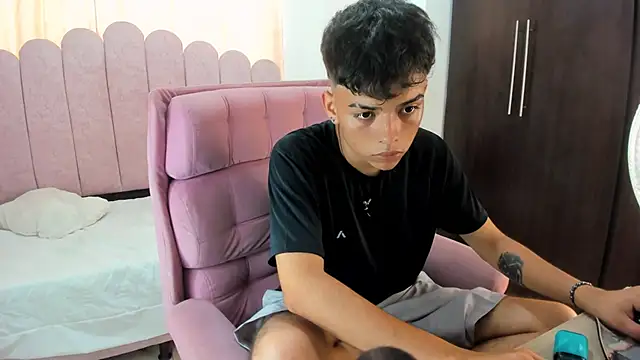 Snapshot of angelyoung18 chatting on March 11, 7:36 pm angelyoung18 online show from March 11, 7:36 pm