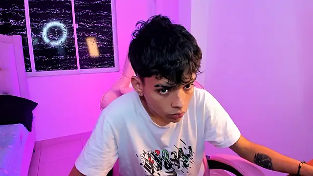 Snapshot of angelyoung18 chatting on February 7, 7:49 pm angelyoung18 online show from February 7, 7:49 pm