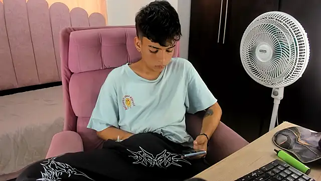 Snapshot of angelyoung18 chatting on March 21, 7:46 pm angelyoung18 online show from March 21, 7:46 pm