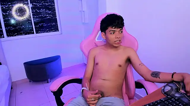 Snapshot of angelyoung18 chatting on February 12, 10:48 pm angelyoung18 online show from February 12, 10:48 pm