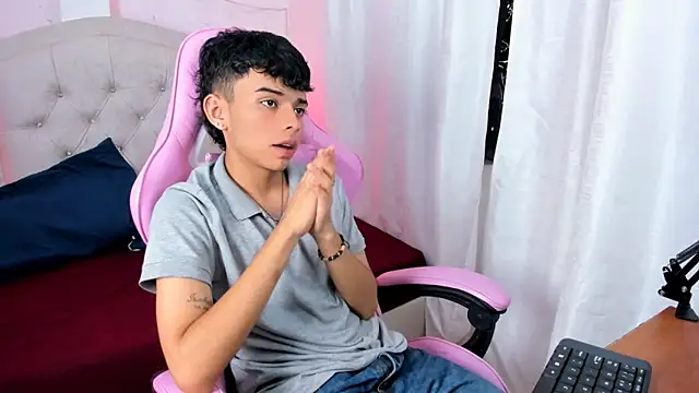 Snapshot of angelyoung18 chatting on January 17, 7:38 pm angelyoung18 online show from January 17, 7:38 pm