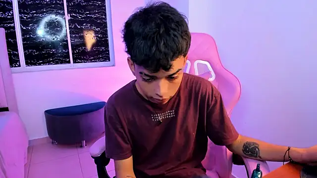 Snapshot of angelyoung18 chatting on March 1, 6:43 pm angelyoung18 online show from March 1, 6:43 pm