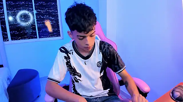 Snapshot of angelyoung18 chatting on February 21, 7:32 pm angelyoung18 online show from February 21, 7:32 pm