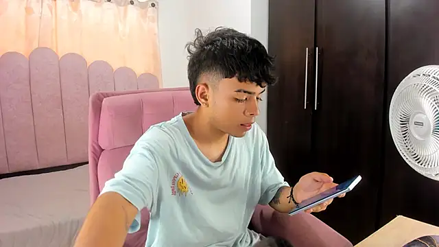 Snapshot of angelyoung18 chatting on March 19, 7:38 pm angelyoung18 online show from March 19, 7:38 pm