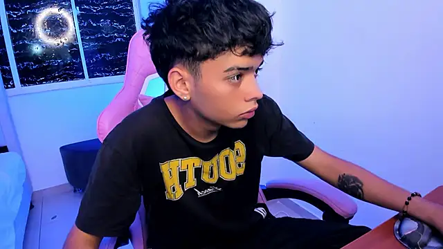 Snapshot of angelyoung18 chatting on February 12, 7:45 pm angelyoung18 online show from February 12, 7:45 pm