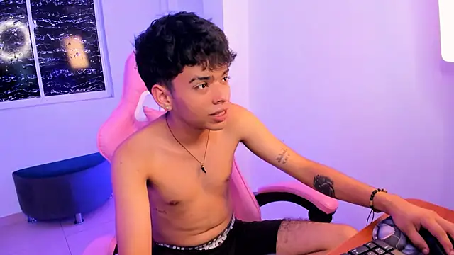 Snapshot of angelyoung18 chatting on February 13, 10:43 pm angelyoung18 online show from February 13, 10:43 pm