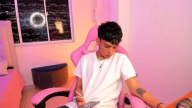 Snapshot of angelyoung18 chatting on February 25, 7:49 pm angelyoung18 online show from February 25, 7:49 pm