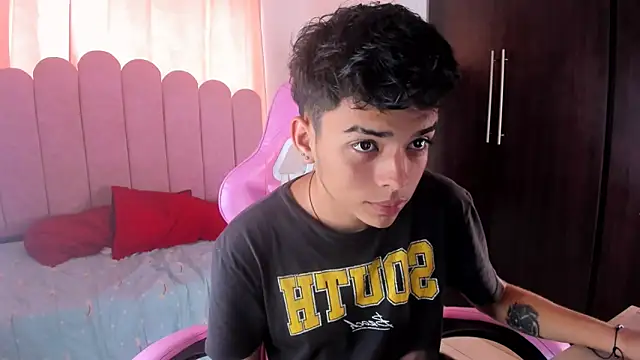 Snapshot of angelyoung18 chatting on March 7, 6:22 pm angelyoung18 online show from March 7, 6:22 pm