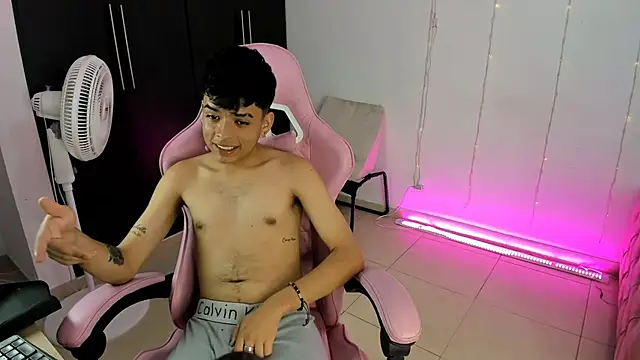 Snapshot of angelyoung18 chatting on January 31, 9:16 pm angelyoung18 online show from January 31, 9:16 pm