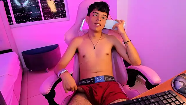 Snapshot of angelyoung18 chatting on February 11, 10:39 pm angelyoung18 online show from February 11, 10:39 pm