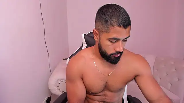 Snapshot of Santiago_huntt chatting on February 4, 3:47 pm Santiago huntt online show from February 4, 3:47 pm