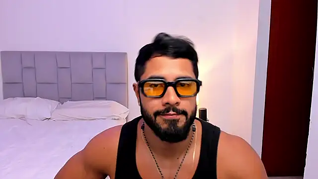 Santiago huntt online show from April 17, 9:06 pm