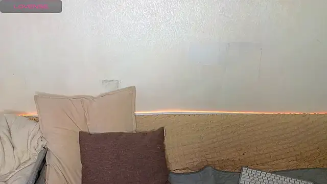 emilytrays online show from February 3, 1:49 am