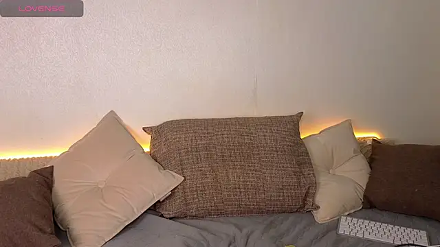 Snapshot of emilytrays chatting on March 15, 4:35 am emilytrays online show from March 15, 4:35 am