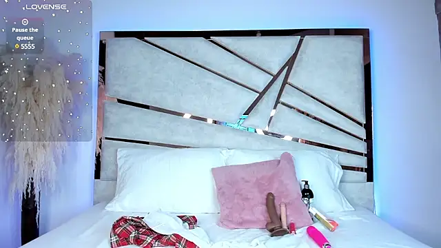 ssofijohnsonx online show from March 22, 11:20 pm