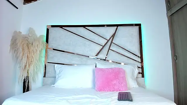 ssofijohnsonx online show from February 11, 3:40 pm