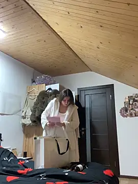 mewKate online show from March 29, 6:20 pm