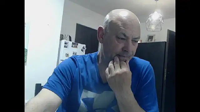 adryanyou46 online show from April 23, 7:04 pm