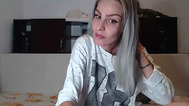 Snapshot of AshlineKatte chatting on October 22, 5:01 pm AshlineKatte online show from October 22, 5:01 pm