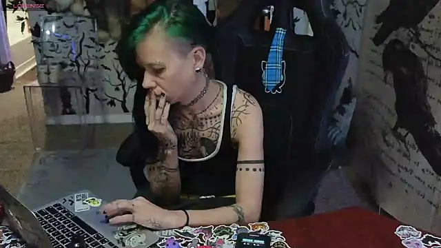 trashbrat online show from September 28, 9:49 am