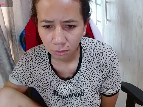 Danielagomez33 online show from April 15, 12:32 pm