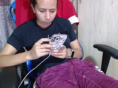 Danielagomez33 online show from May 28, 11:43 pm
