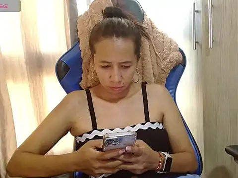 Danielagomez33 online show from July 15, 12:56 pm