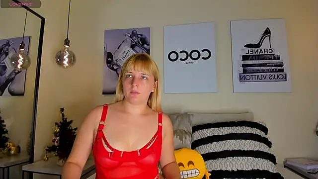 Snapshot of Blue_Angell chatting on December 13, 11:00 pm Blue Angell online show from December 13, 11:00 pm