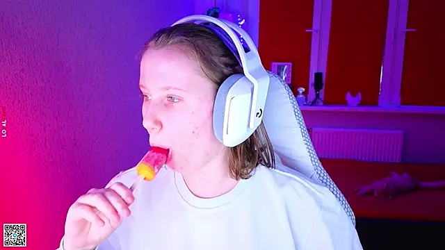 mon lola online show from November 10, 2:55 pm