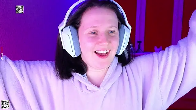 mon lola online show from December 13, 8:04 pm