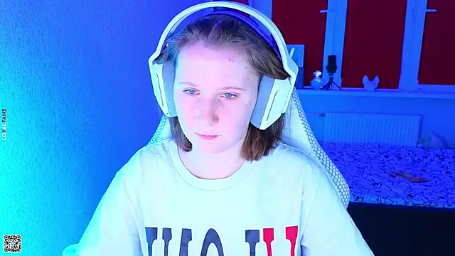 mon lola online show from October 29, 3:33 pm