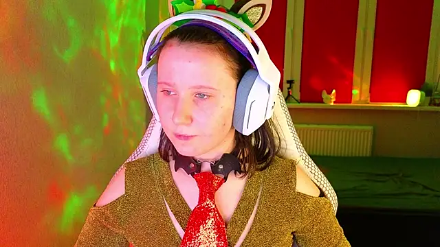 mon lola online show from December 15, 4:57 pm