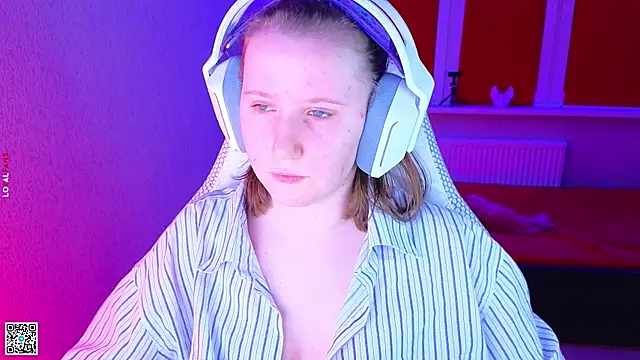 mon lola online show from November 22, 2:27 pm